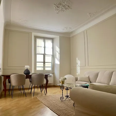 Charming - Downtown In The Pedestrian Area With 2 Double Bedrooms And 2 Complete Bathrooms A Spacious Living And Full Equipped Kitchen * Όπως