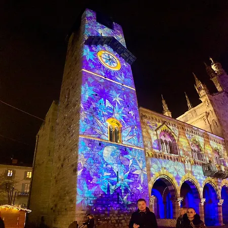 Charming Como: Downtown With Dual Bedrooms And Bathrooms Apartment Como