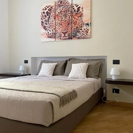 Charming Como: Downtown With Dual Bedrooms And Bathrooms *