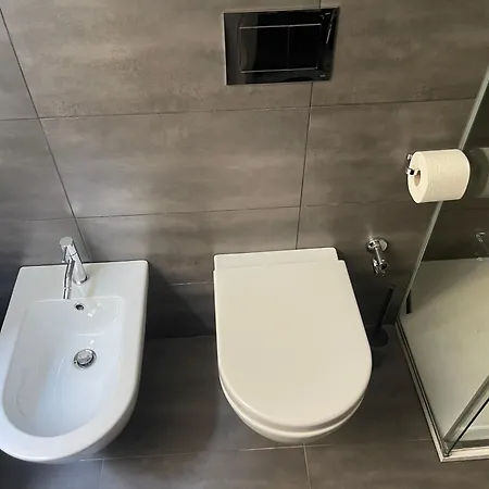 Charming Como: Downtown With Dual Bedrooms And Bathrooms Apartment