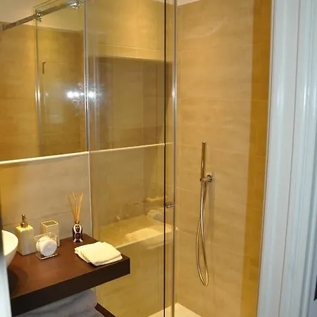 Charming Como: Downtown With Dual Bedrooms And Bathrooms Apartment Como