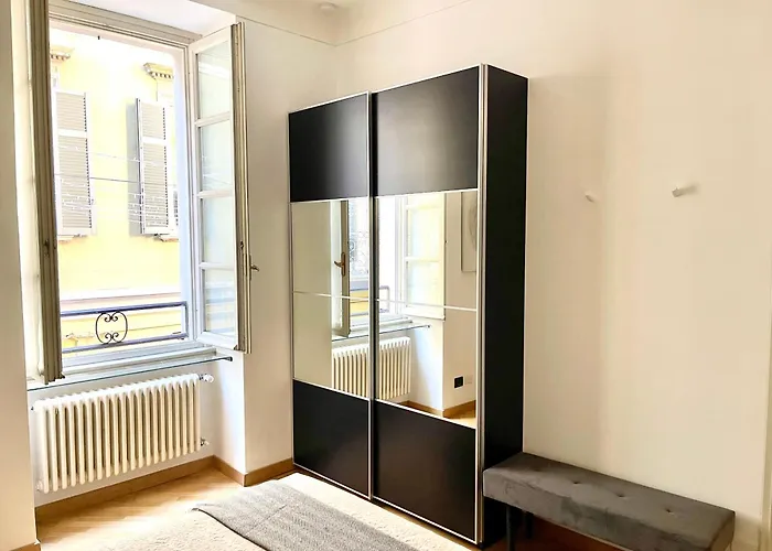 Charming - Downtown In The Pedestrian Area With 2 Double Bedrooms And 2 Complete Bathrooms A Spacious Living And Full Equipped Kitchen * Como