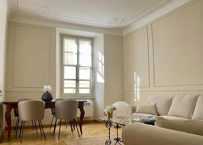 Charming - Downtown In The Pedestrian Area With 2 Double Bedrooms And 2 Complete Bathrooms A Spacious Living And Full Equipped Kitchen * Como