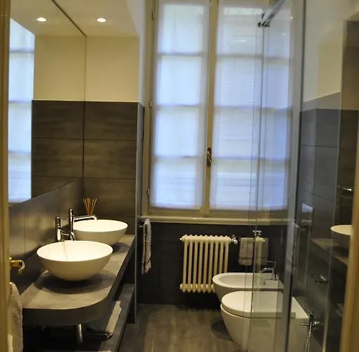 Charming - Downtown In The Pedestrian Area With 2 Double Bedrooms And 2 Complete Bathrooms A Spacious Living And Full Equipped Kitchen Como