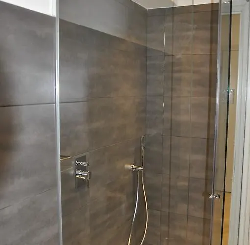 Apartmán Charming - Downtown In The Pedestrian Area With 2 Double Bedrooms And 2 Complete Bathrooms A Spacious Living And Full Equipped Kitchen Como